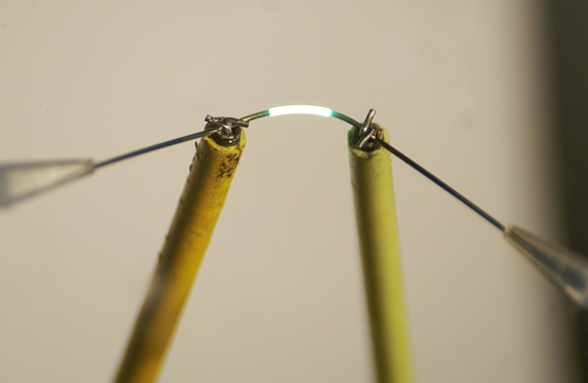 A fibre with 500 micrometers glows over five milimeters